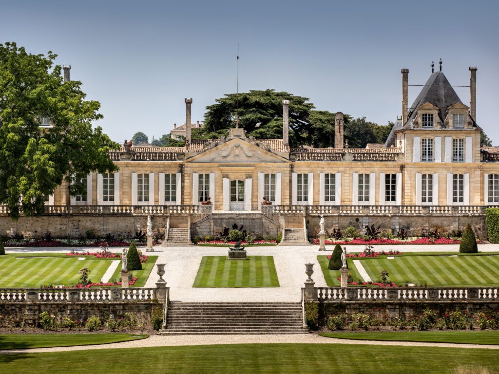 Bordeaux tailor-made wine tour : you can visit and taste Médoc grand crus classés such as Château Beychevelle in Saint-Julien