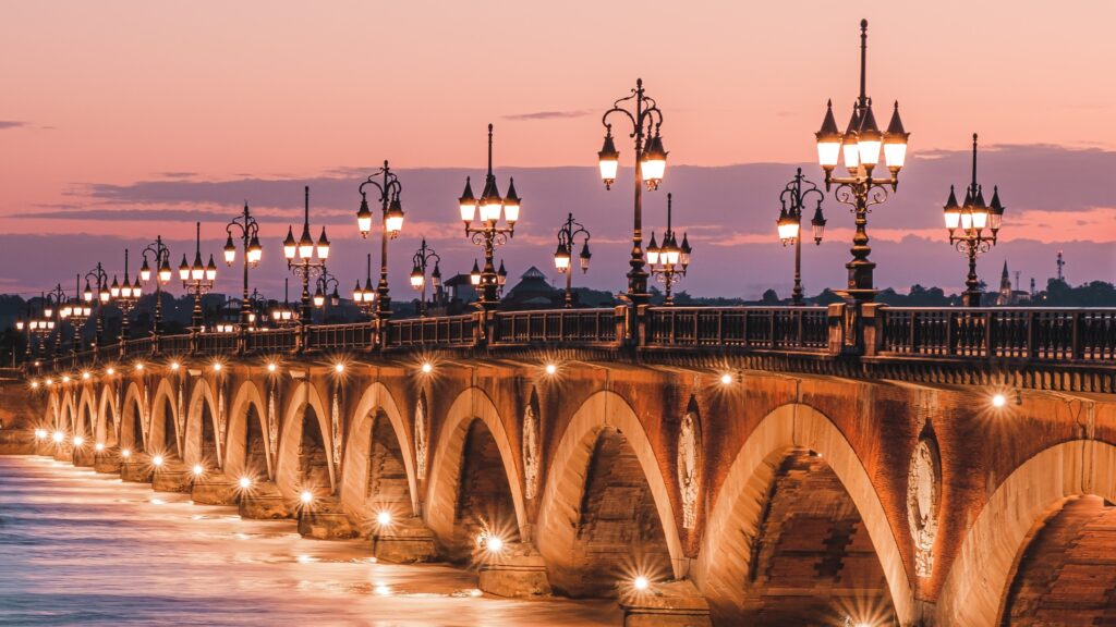 Bordeaux tailor-made tour : Bordeaux, Port of the Moon, is includede by UNESCO on the world heritage list as a whole exceptional urban. 